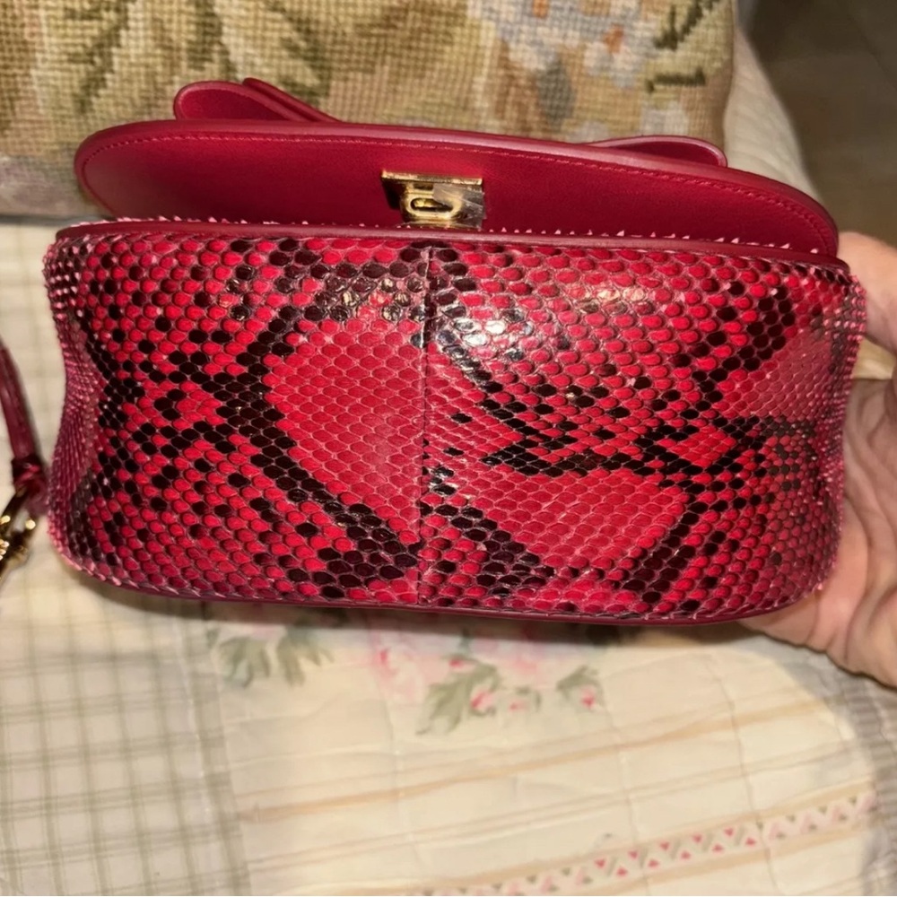 Ferragamo gorgeous skin bag in pristine condition - Picture 8 of 11